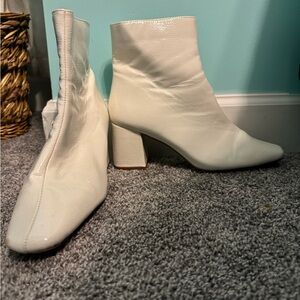White heel boots